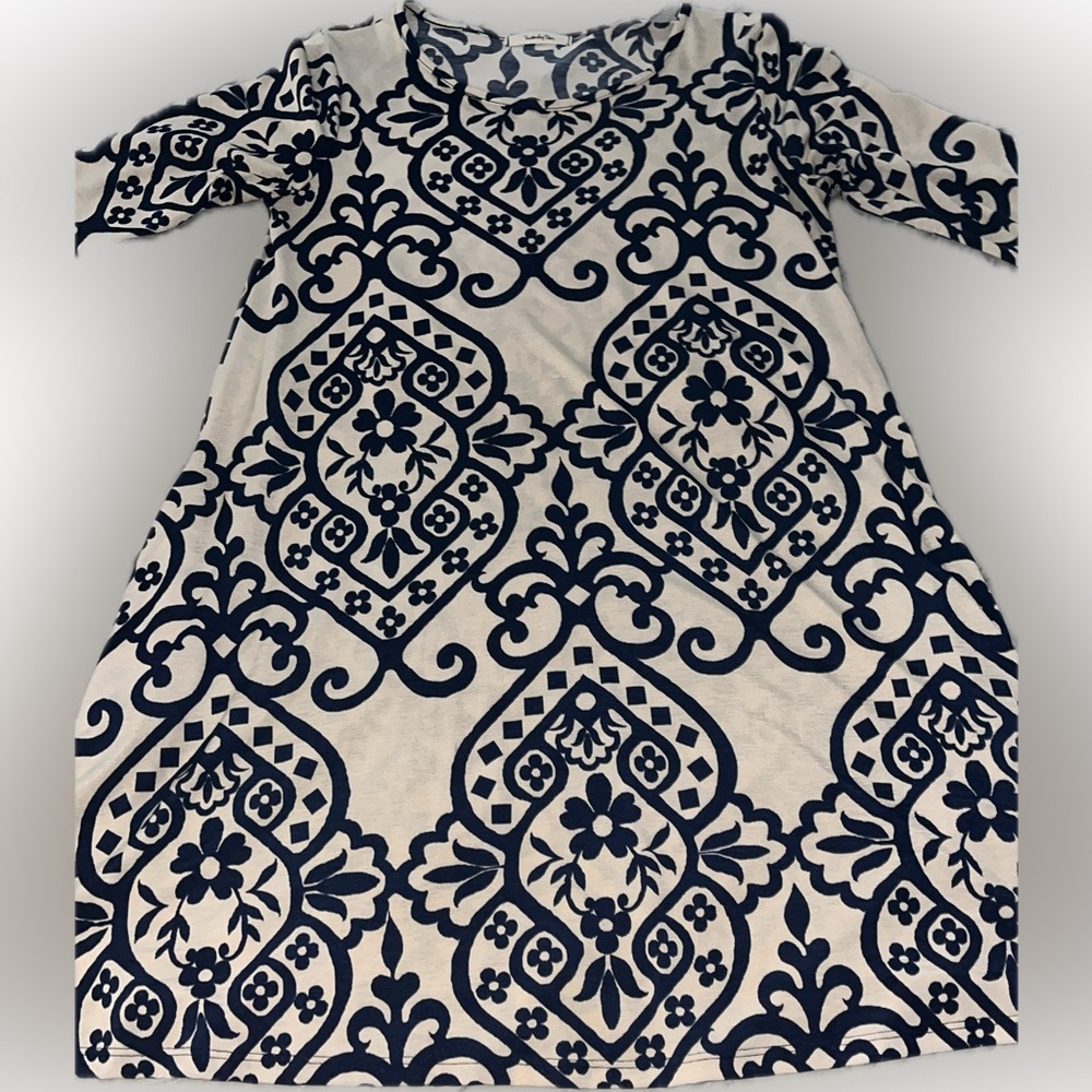 EUC WOMENS DESIGN DRESS